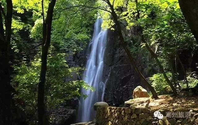 楼上没漏点 楼下墙面渗水 原来是楼道竖井的暖气主管道损坏